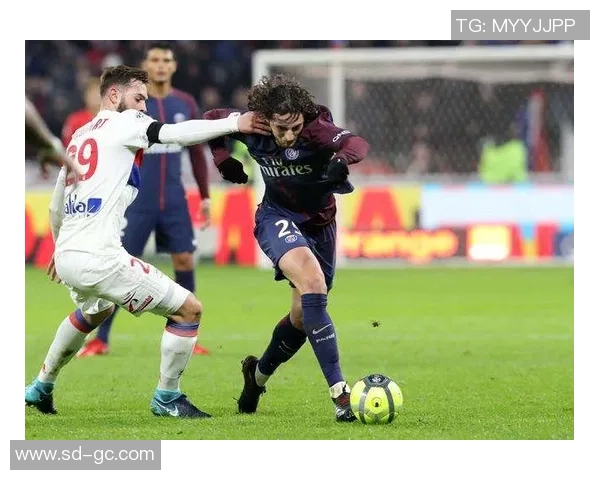 友谊赛精彩对决:里昂与巴黎圣日耳曼互交白卷引发全场热议 友谊赛精彩对决:里昂与巴黎圣日耳曼互交白卷引发全场热议