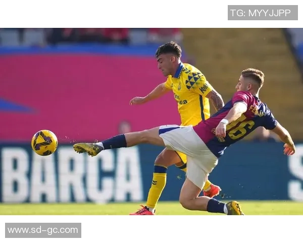 里昂大胜巴萨6-2友谊赛中爆冷瞬间引发全场热议